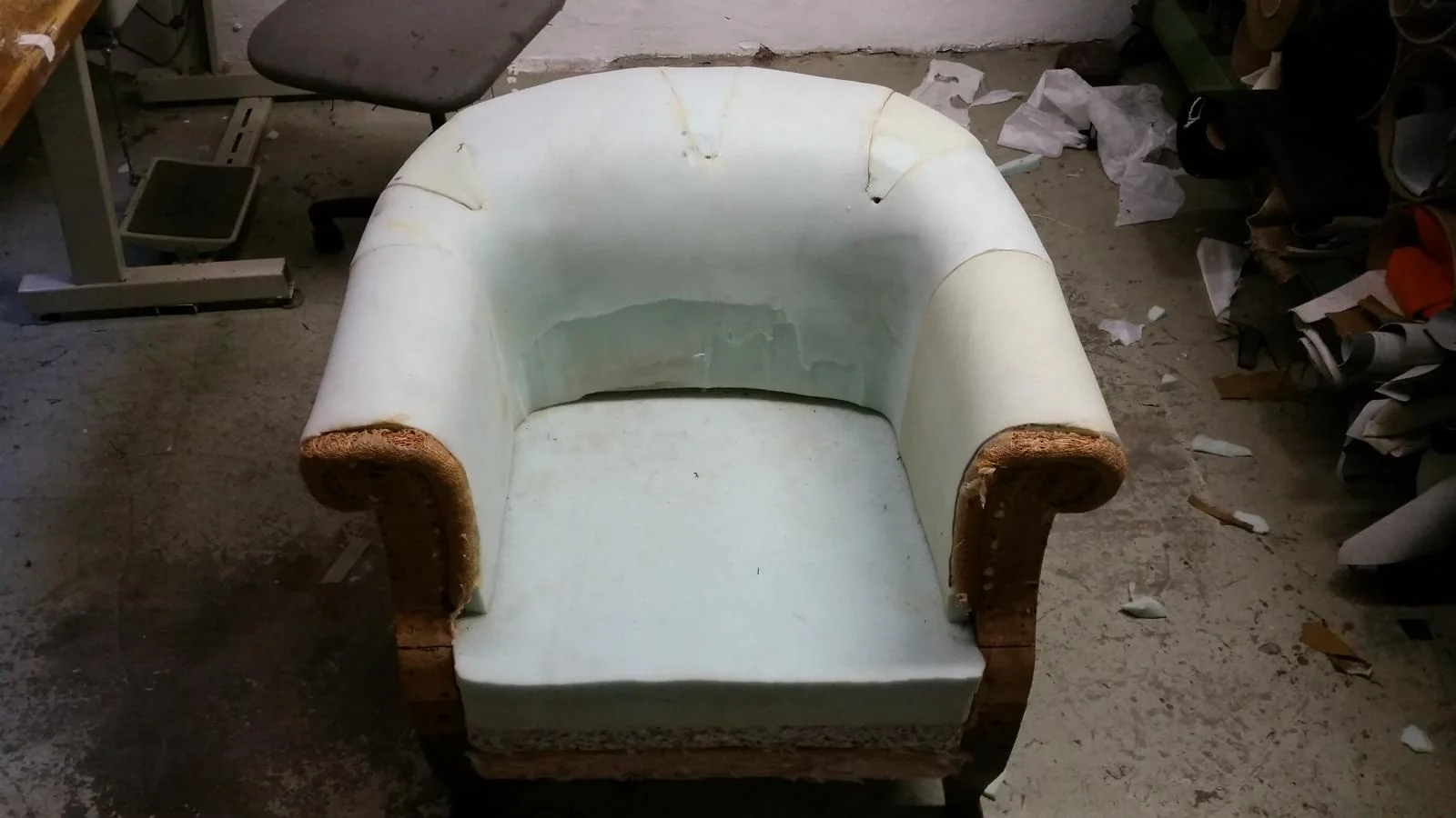 Sessel während des neuen Polsteraufbaus