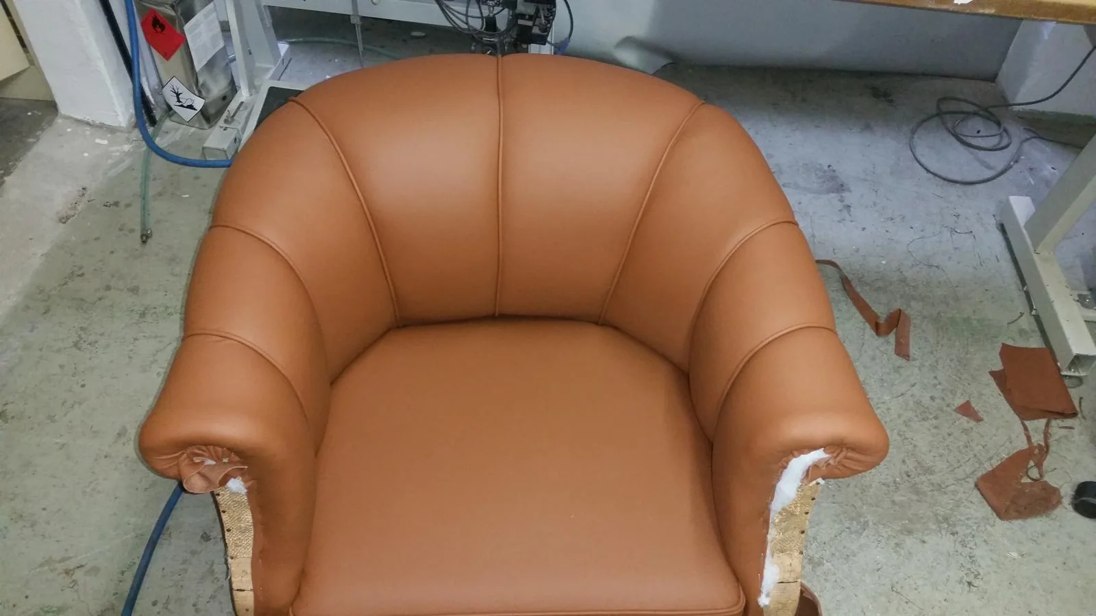 Sessel während des Lederbezugs